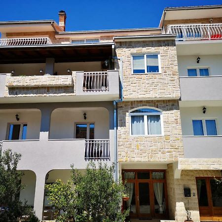 Apartments And Rooms Villa Dona Макарска Экстерьер фото